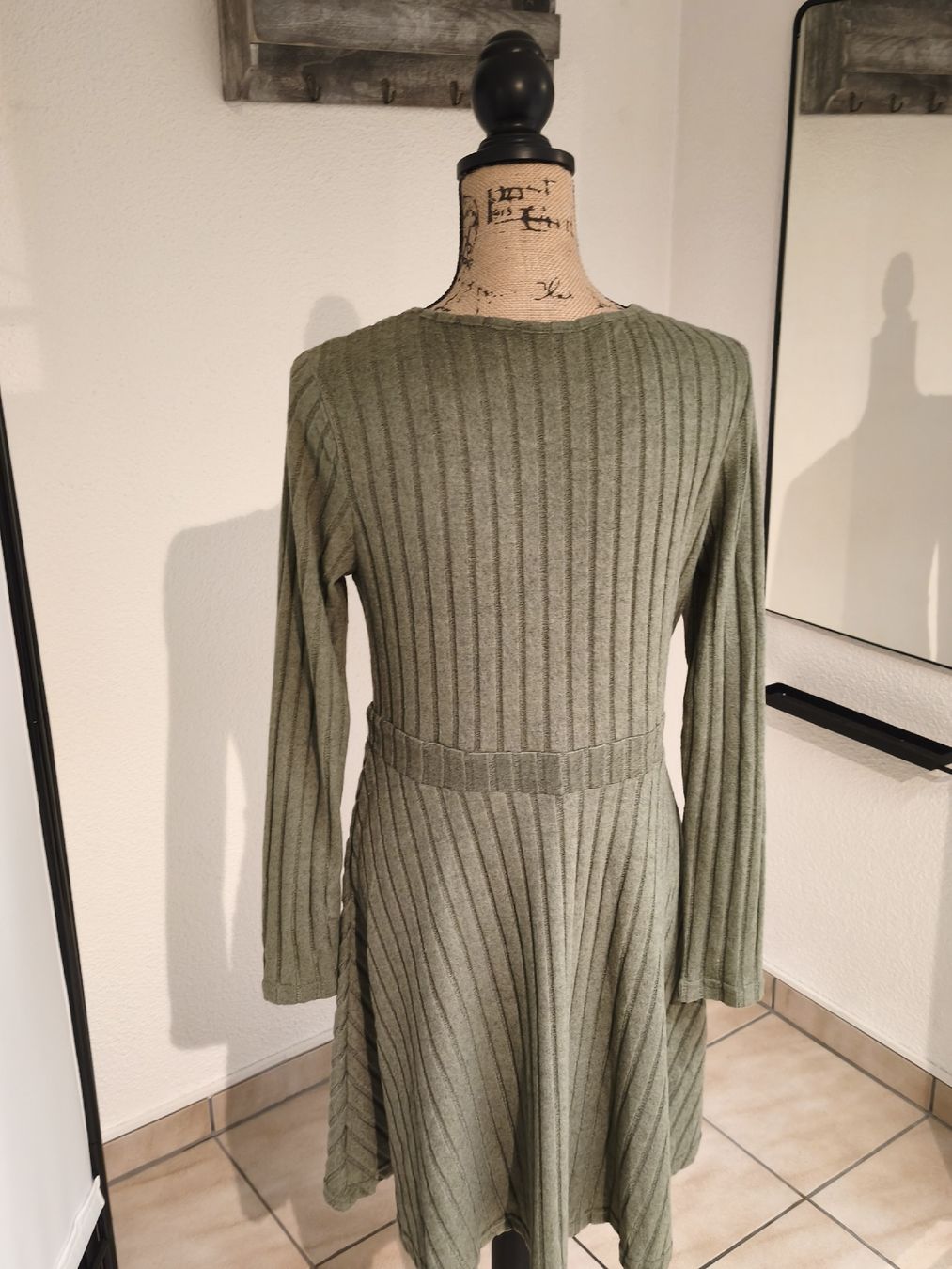 Vestiti: Khakifarbenes Strickkleid, Grösse L, Wickeloptik – Nuovo (secondo la descrizione) da Emmetten venduto da SecondhandSiska 2