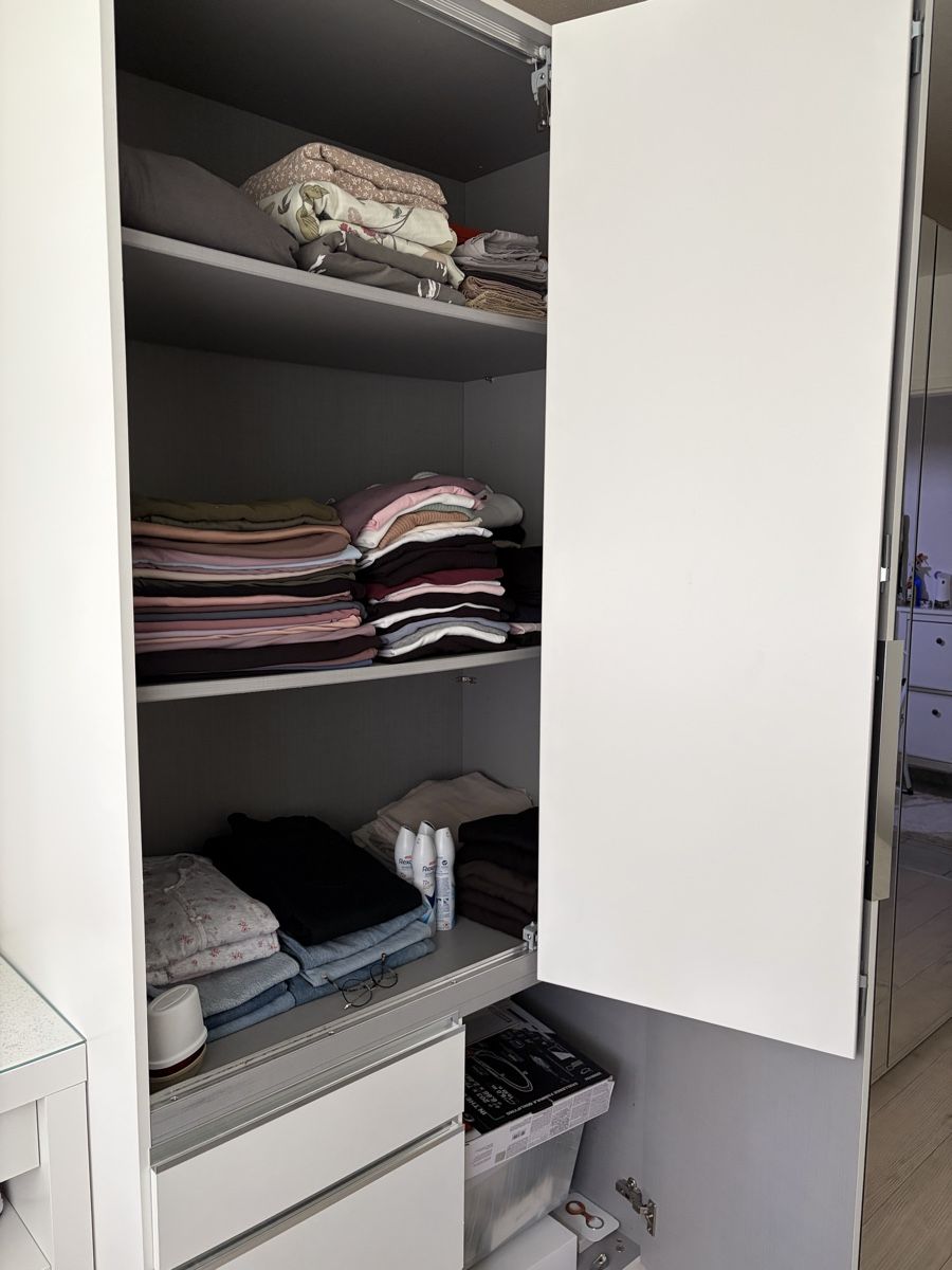 Grosser Kleiderschrank weiss mit Spiegel (Gebraucht) in Benglen für CHF 90 – nur Abholung auf Ricardo kaufen