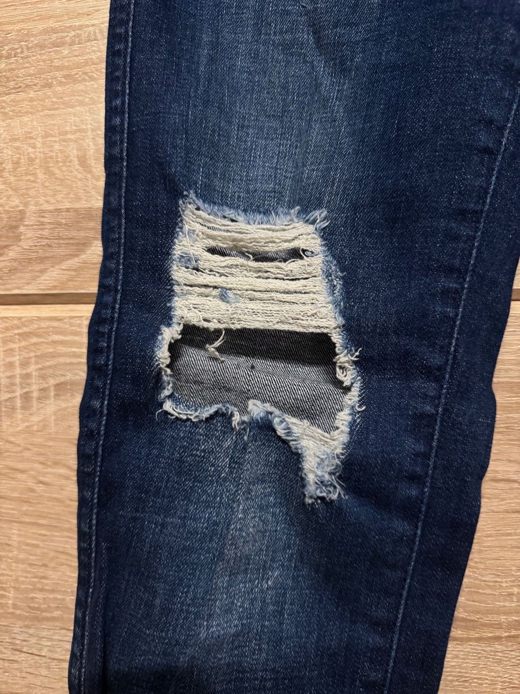 Jeans: Jeans slim avec trous – Usato da Montreux venduto da Izapechee 1
