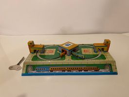 Eisenbahn 2 Züge fahren im Kreis Uhrwerk iO+Schlüssel 83/91