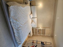 Bett mit Nachttischen