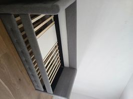 Bettgestell grau mit Stoffbezug und Lattenrost 90x200cm