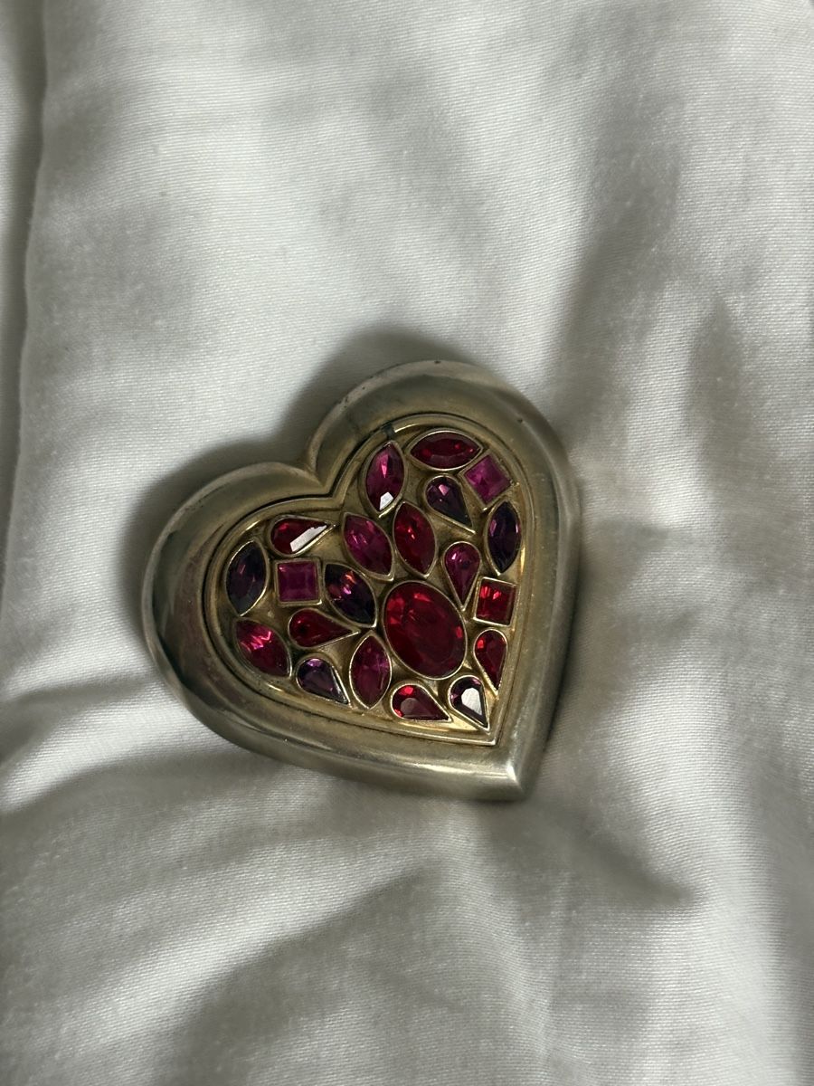 Saint Laurent Gesichtspflege: Vintage YSL Powder with Ruby-Red Gemstones – Gebraucht aus Nyon von My_wardrobe 1