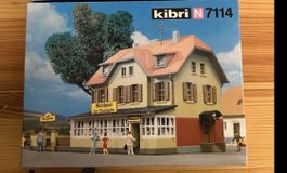 Kibri N 7114 Gasthof zur Eisenbahn, Bausatz, Neuwertig!