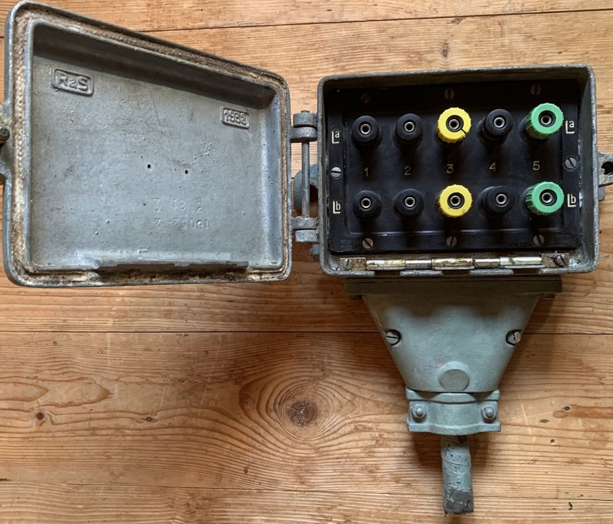 Alimentazione elettrica: Feldanschlusskasten aus Bunker der CH Armee – Usato da Goldingen venduto da Bergler012