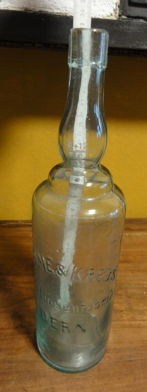 Bouteilles: Antike Glasflasche mit Reliefprägung – Défectueux à Wohlen AG par Flusslauf 1