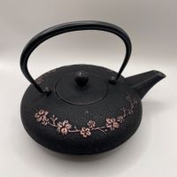 Japanische Gusseisen Teekanne 0,5L mit Teesieb Sakura