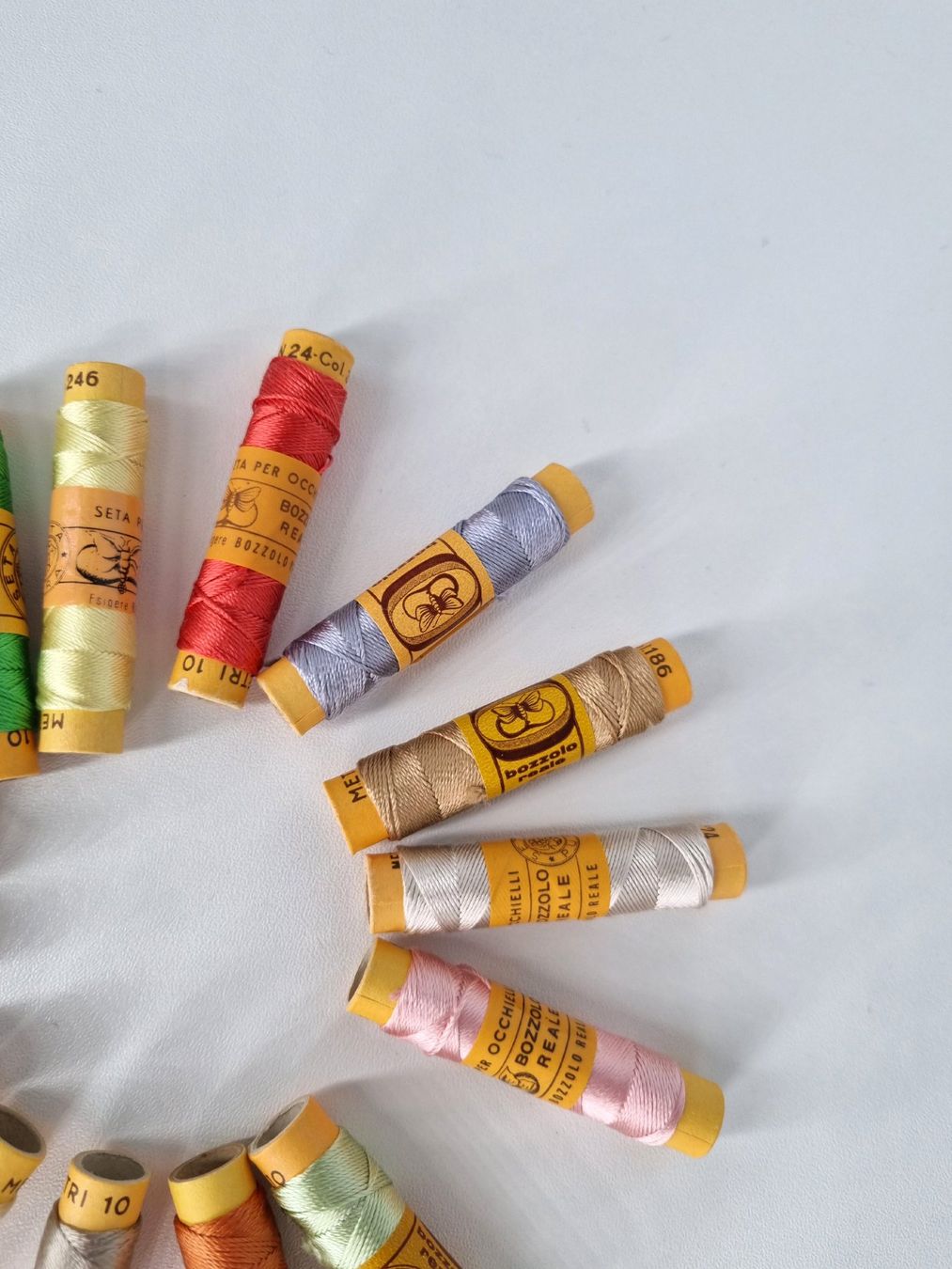 Kordeln & Faden: Vintage Seide Stickgarn 14 Farben Sommer Set – Neu und originalverpackt aus Mels von DACRI 2