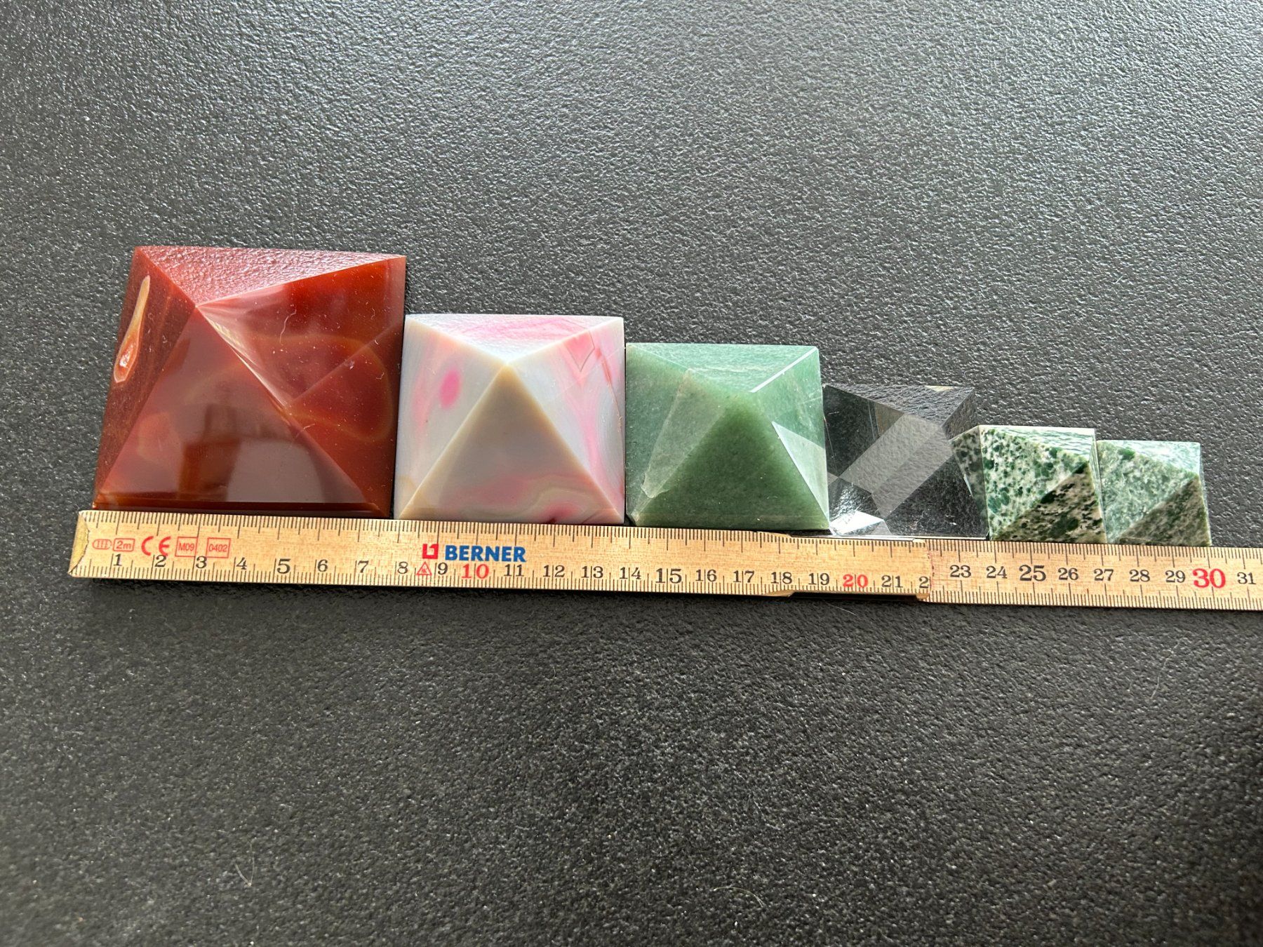 Pietre preziose: 6 Edelstein Pyramiden, Chakra Steine Set – Usato da Root venduto da Mpcshop 3