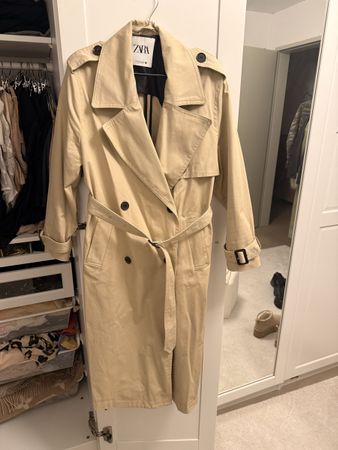 Edler Zara Trenchcoat, Grösse M - Der perfekte Herbstlook!