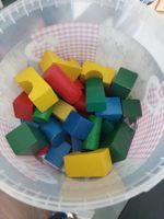 Holzbausteine in praktischer Aufbewahrungsbox