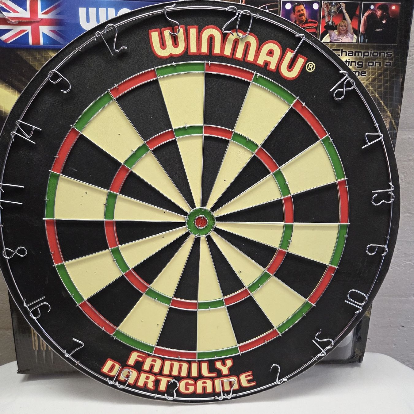 Freccette: Winmau Dartscheibe mit Pfeilen - Top Zustand.. – Usato da Stans venduto da Ducati16 1