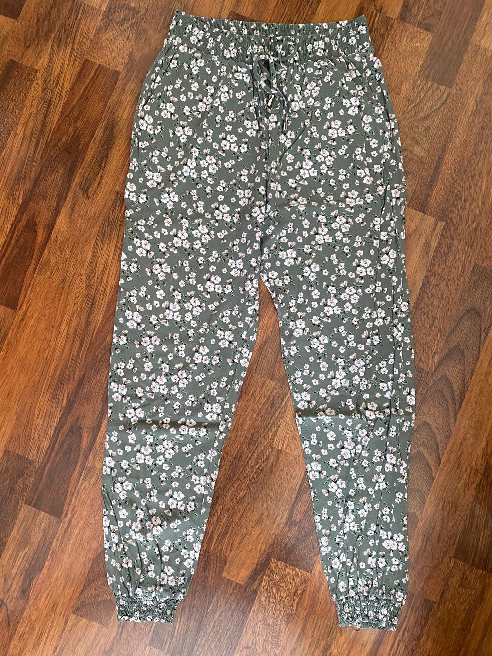 Hosen: Grüne Sommerhose mit Blumenmuster, Grösse 36 – Gebraucht aus Stadel b. Niederglatt von sandart
