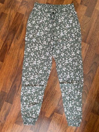 Grüne Sommerhose mit Blumenmuster, Grösse 36