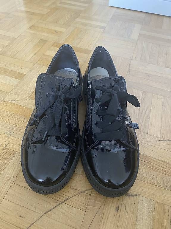Damenschuhe: Schwarze Lack-Sneaker  – Neu und originalverpackt aus Laufen von Looc_ 1