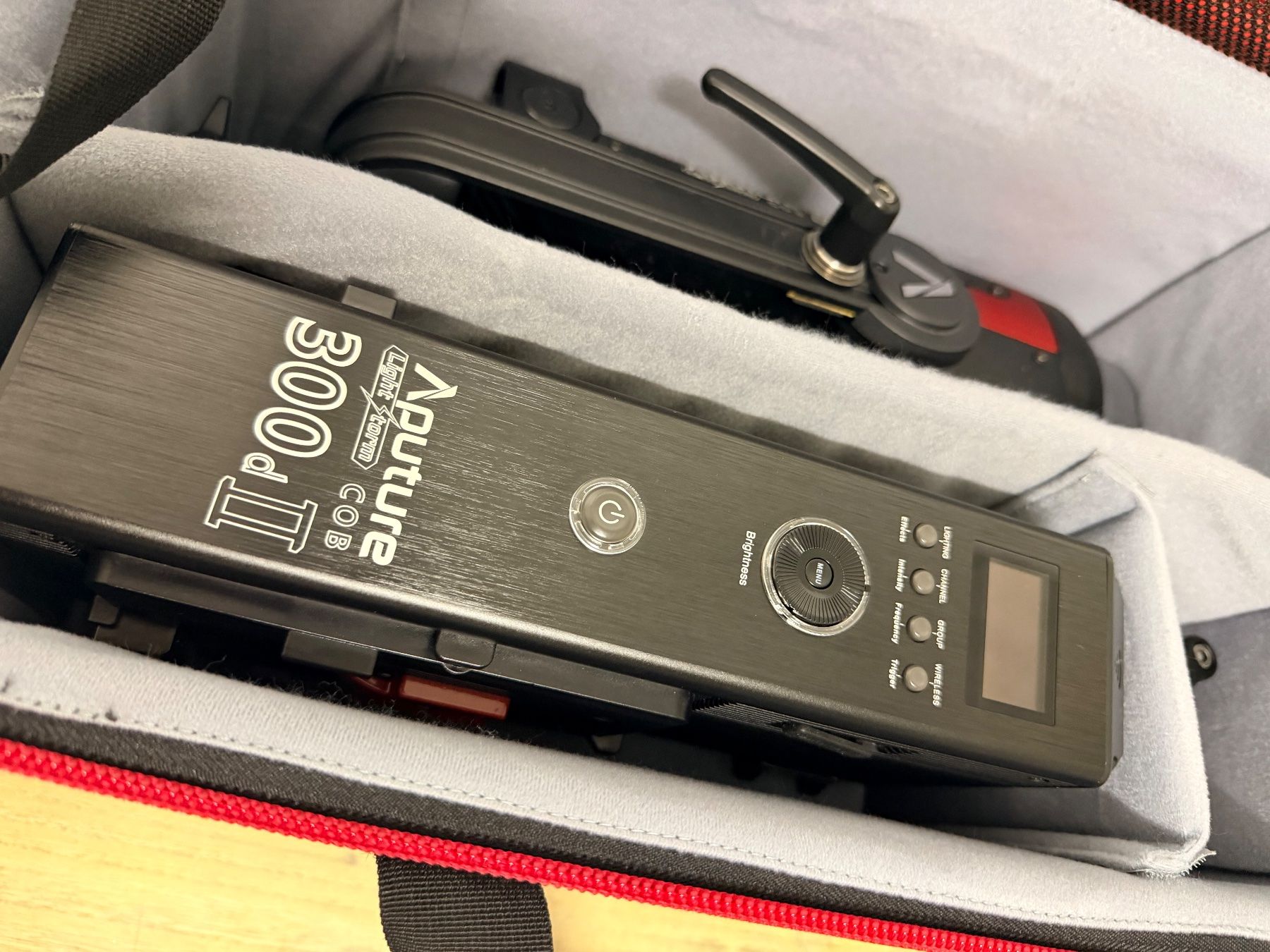 Aputure Lampes: Aputure LS C300d MKII Kit mit Tasche, V-Mount – D'occasion à Münsingen par Larsus 3