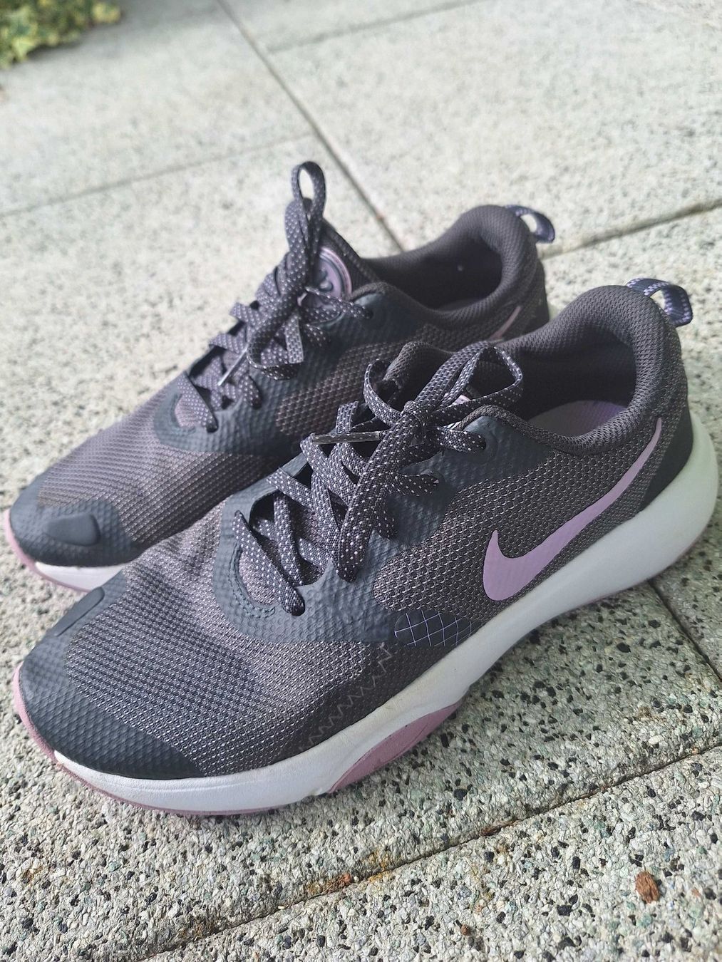 Nike Schuhe für Mädchen: Hallenschuhe, Nike, Mädchen, Gr. 39 – Gebraucht aus Küttigen von Cmerkli 1