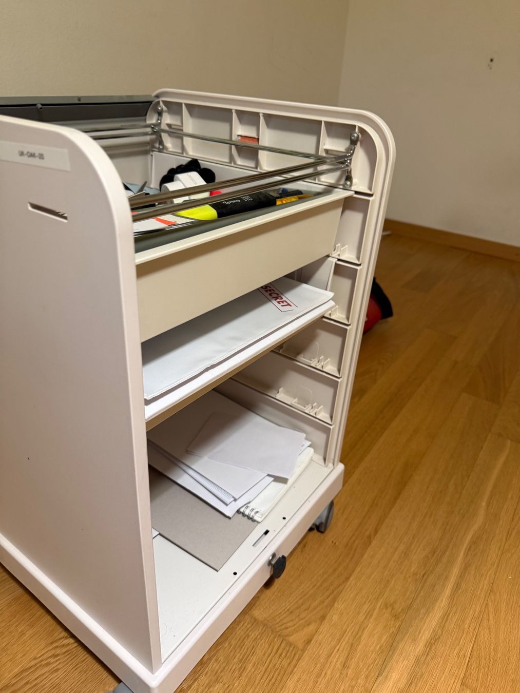 Vitra Banconi: Vitra Follow Me 1 Rollcontainer – Designklassiker – Usato da Basel venduto da HippiBus123 2