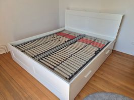 Bettgestell Weiss mit Schubladen und Regal guter Zustand