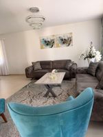 2 Sofa,2 Sessel,1Teppich,2 Bilderrahmen,2 dicke Vorhänge