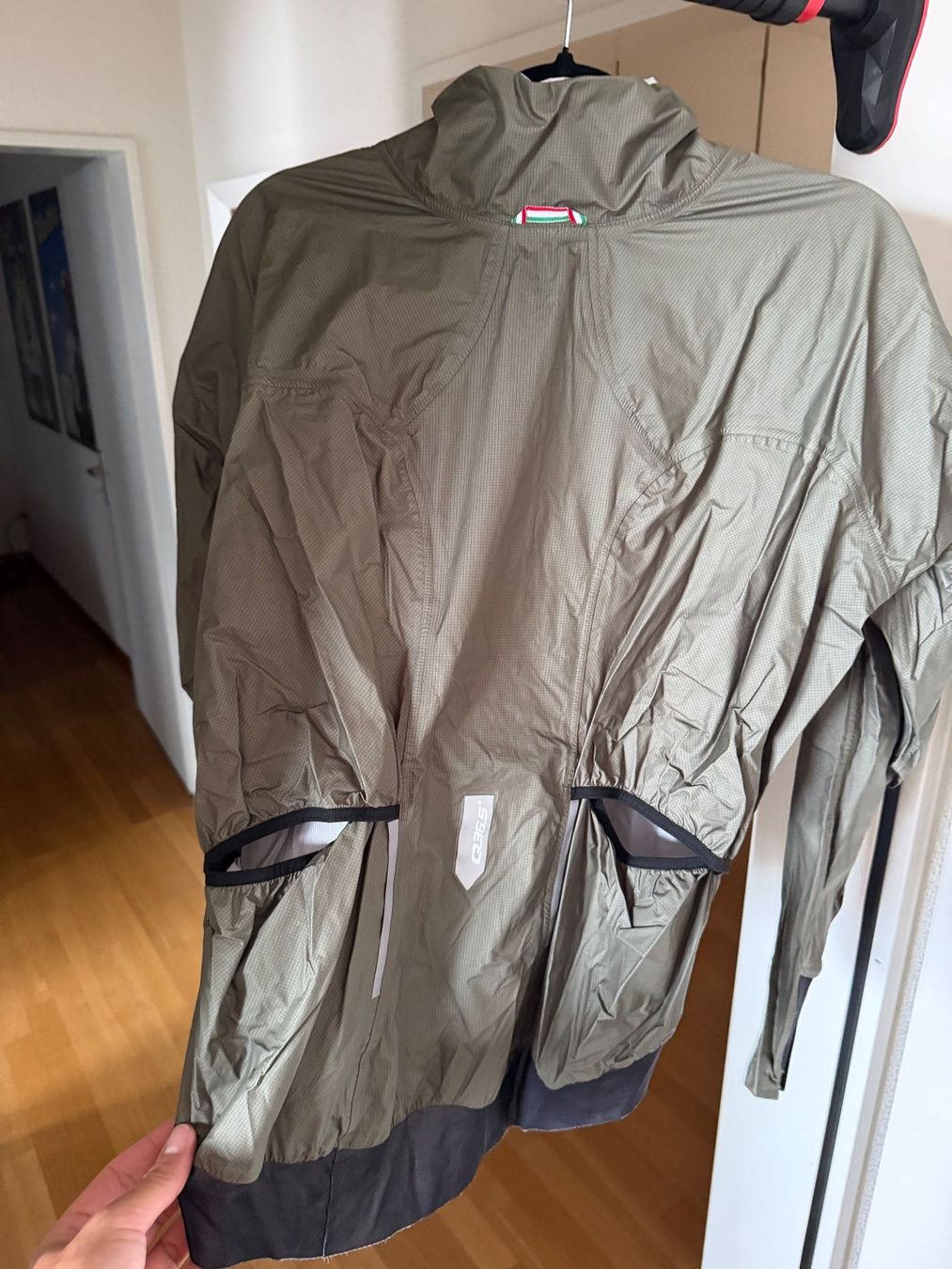 Jacken: Q36.5 Rain Shell Jacket Olive Green Size. XL – Gebraucht aus Küsnacht ZH von gma_67jc 1