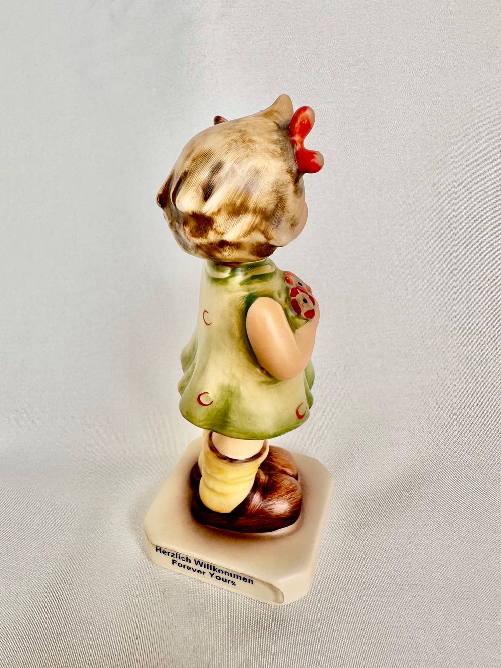 Hummel Statuette: Süsse Goebel Hummel Figur Mädchen mit Blumen – Usato da Steinen venduto da SputnikSweetheart 3