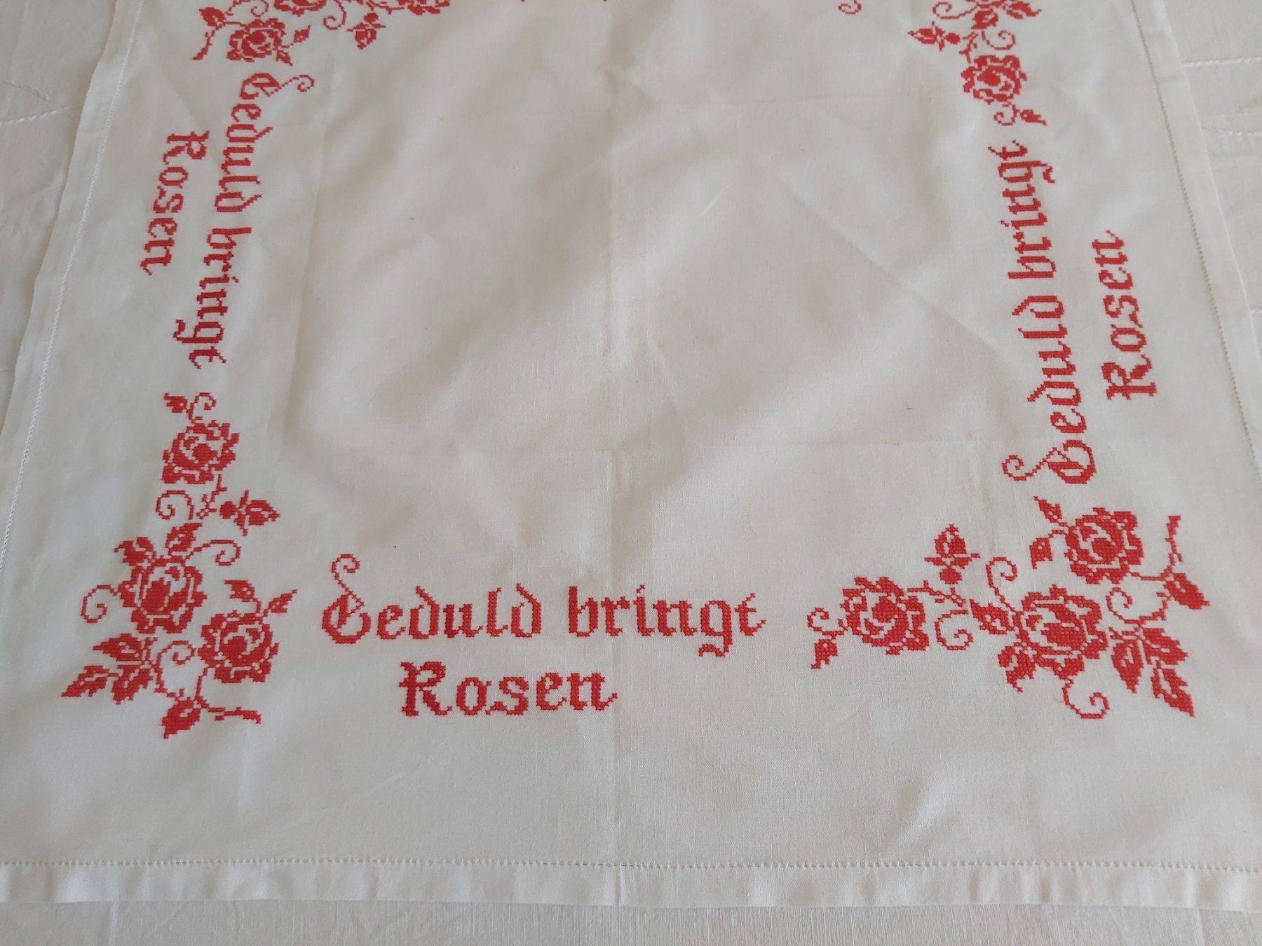 Altra biancheria da tavola: Mitteldecke 100 x 100 cm, handgestickt – Usato da Bern venduto da aronari 1
