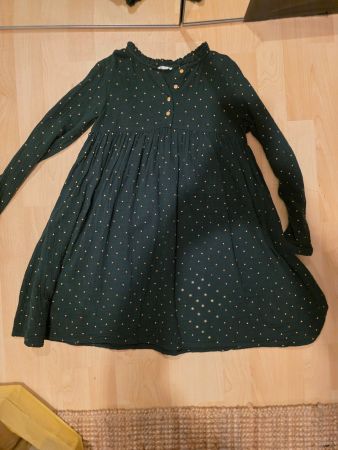 Dunkelgrünes Kleid mit Sternen,