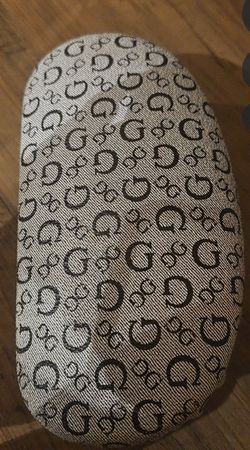 Neues Guess Brillenetui