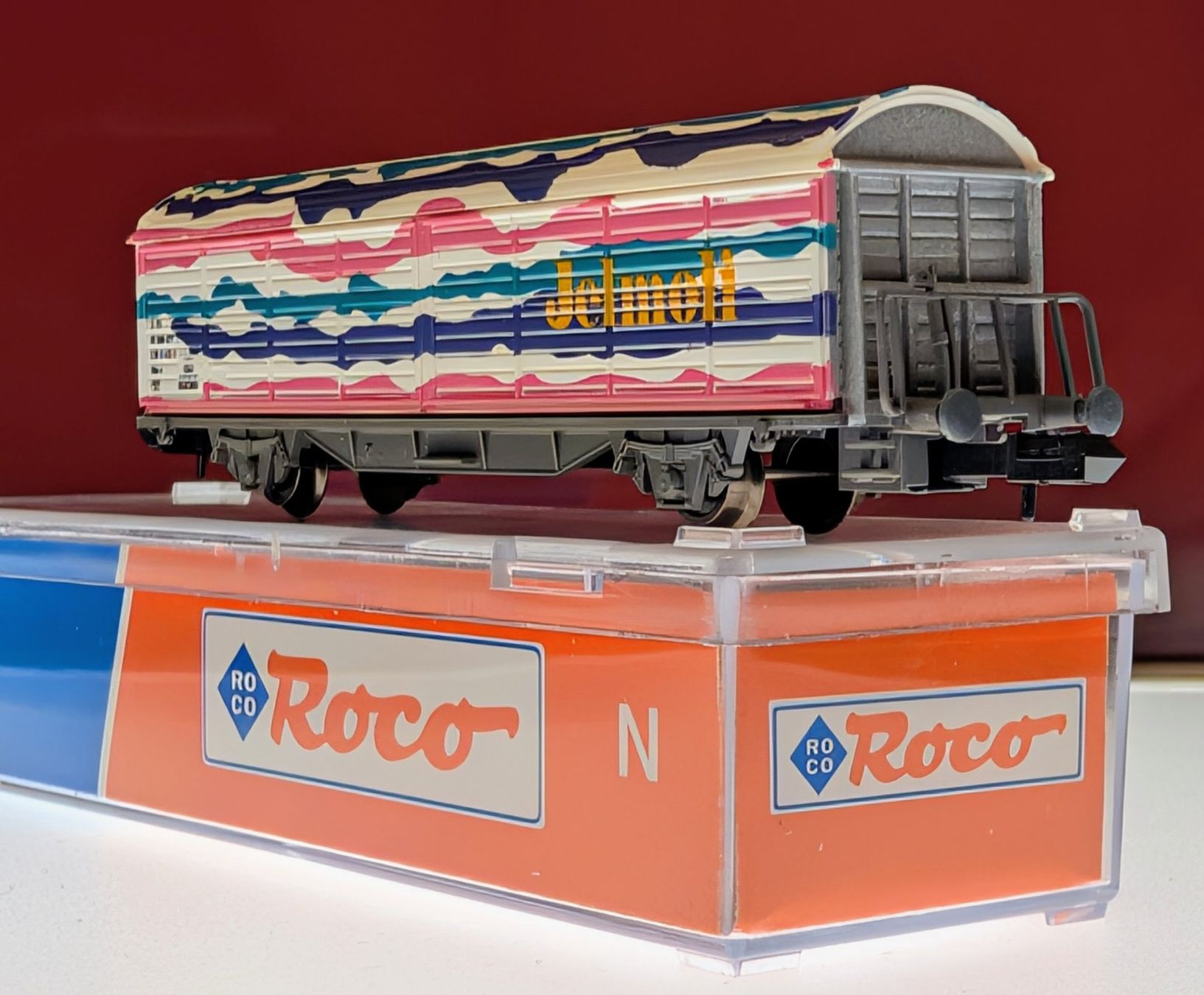 Roco Modelleisenbahnen: Spur N "Jelmoli" Güterwagen von Roco – Gebraucht aus Reinach BL von angus74 1