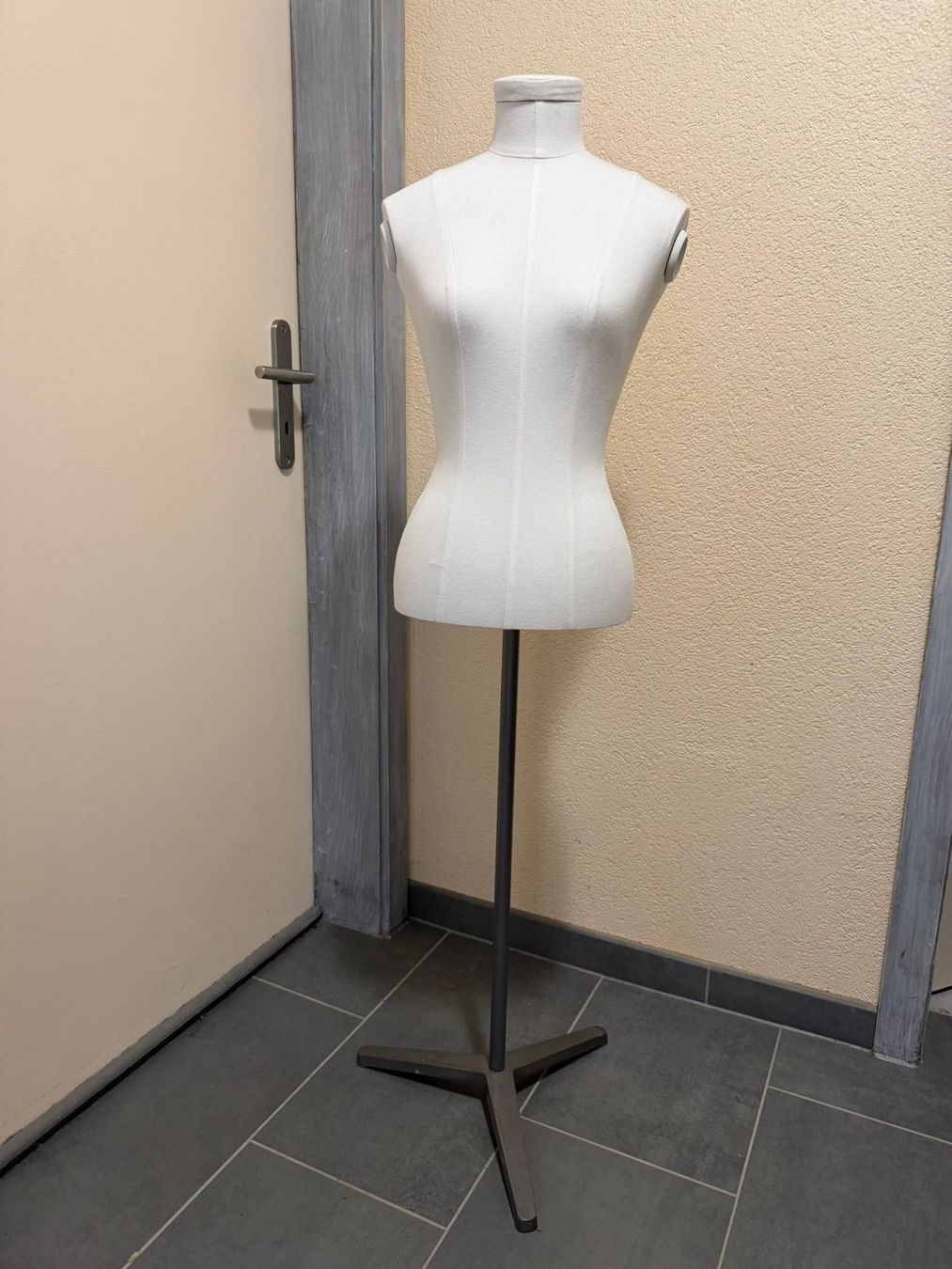 Allestimento di negozi e stand fieristici: Mannequin avec bras articulés amovibles – Usato da le landeron venduto da canette 1