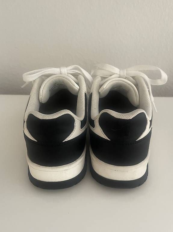 Chaussures femmes: Sneaker weiss/schwarz Gr. 38 Turnschuh – D'occasion à Reinach BL par present4you 2