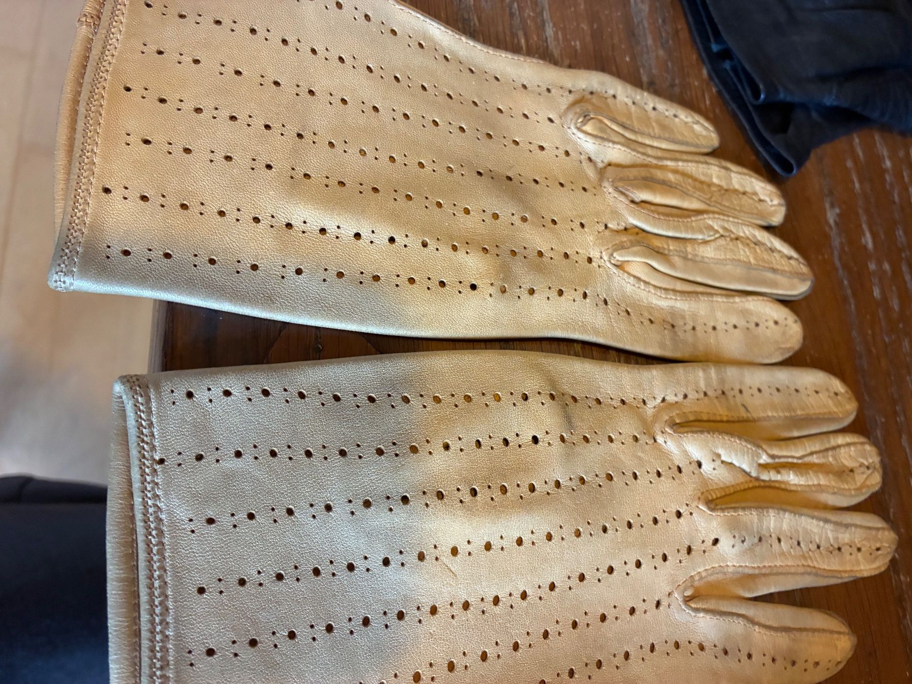 Gants & mitaines : alte Löchli Lederhandschuhe – D'occasion à Küttigen par Spirit7