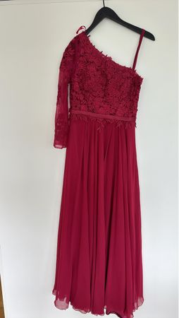 Bordeauxrotes Kleid mit Spitze