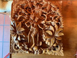 balinesische Relief Holzschnitzerei aus Indonesien.