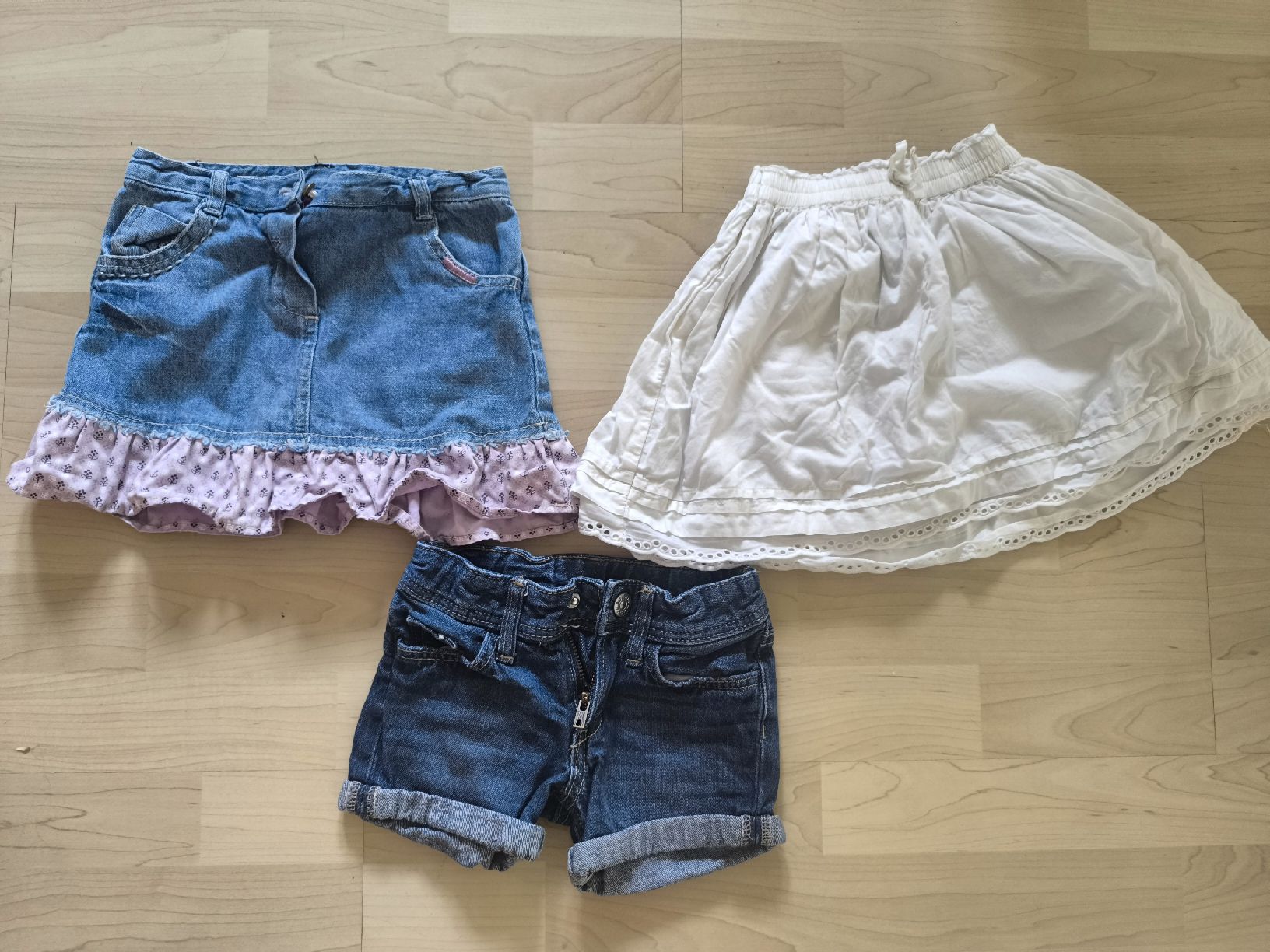 Sommer Set: 2x Röcke & 2x Jeans-Shorts, Grösse 98 (Gebraucht) in Brügg