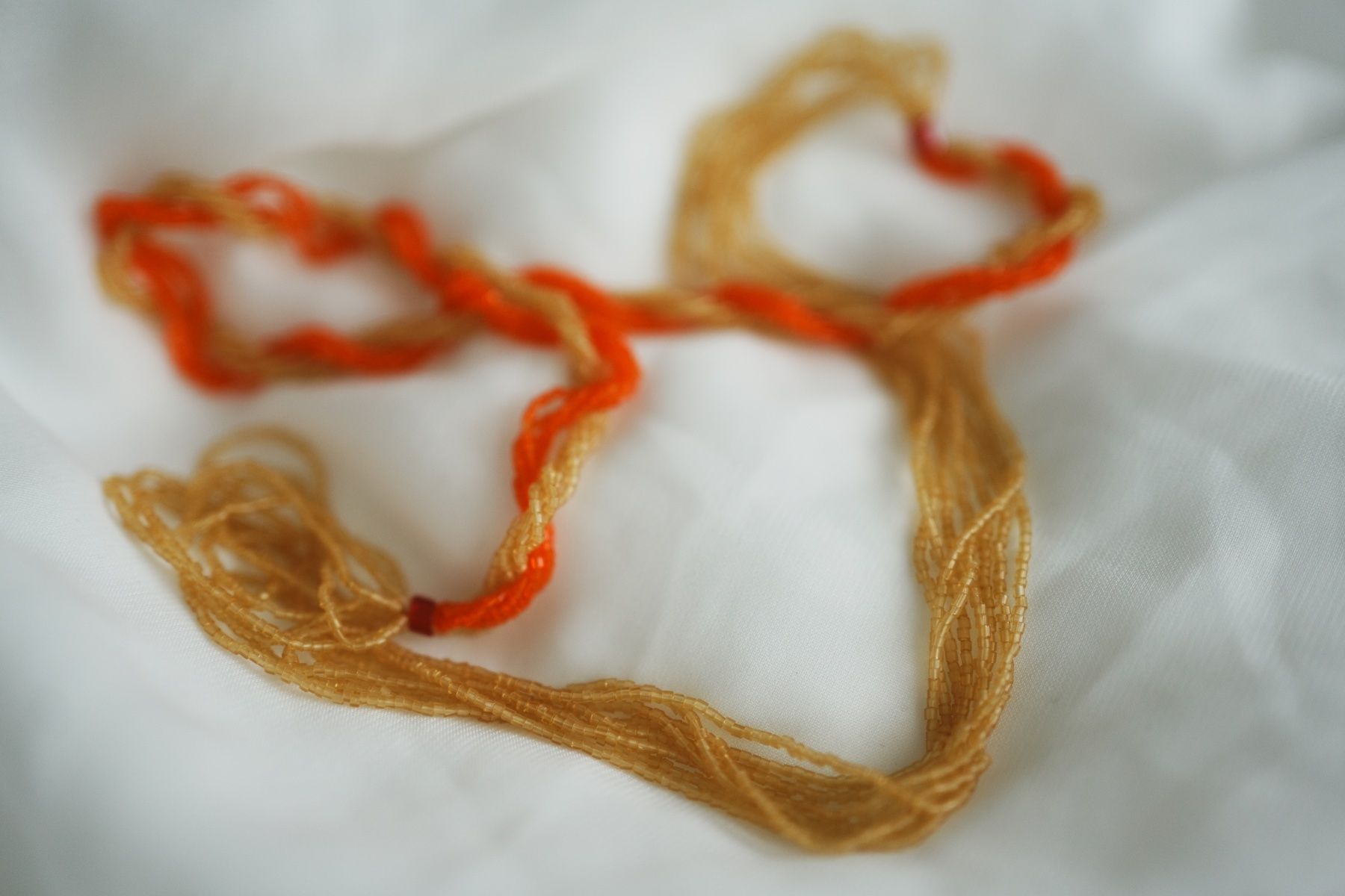 Catenine: Lange Perlenkette, Rocailles, orange-gold, Fransen, Boho-Eth – Usato da Volketswil venduto da HeredisAntiques 2