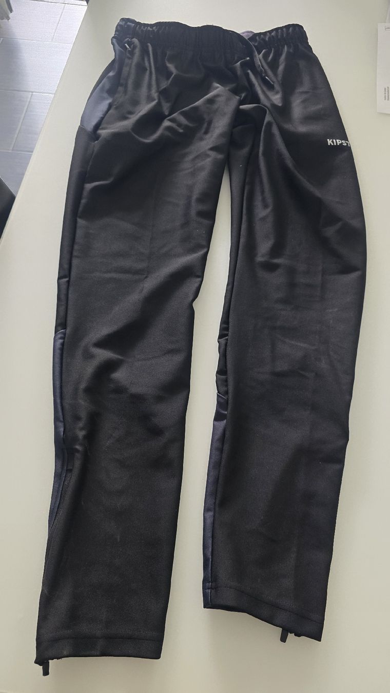Decathlon Pantalons: jogging de foot 2xs neuf  – Neuf avec emballage d'origine à Estavayer-Le-Lac par zazadavidson