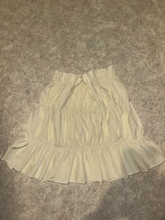Mini-jupe d'été beige à volants - Taille S comme neuve!