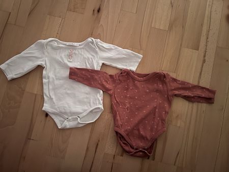 Zwei Baby Bodys langarm weiss und rosa Grösse 68
