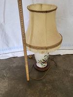 Lampe vintage en porcelaine sur socle en bois