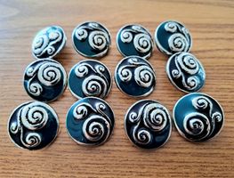 Lot de 12 jolis boutons vintage environ 27mm, belle qualité 