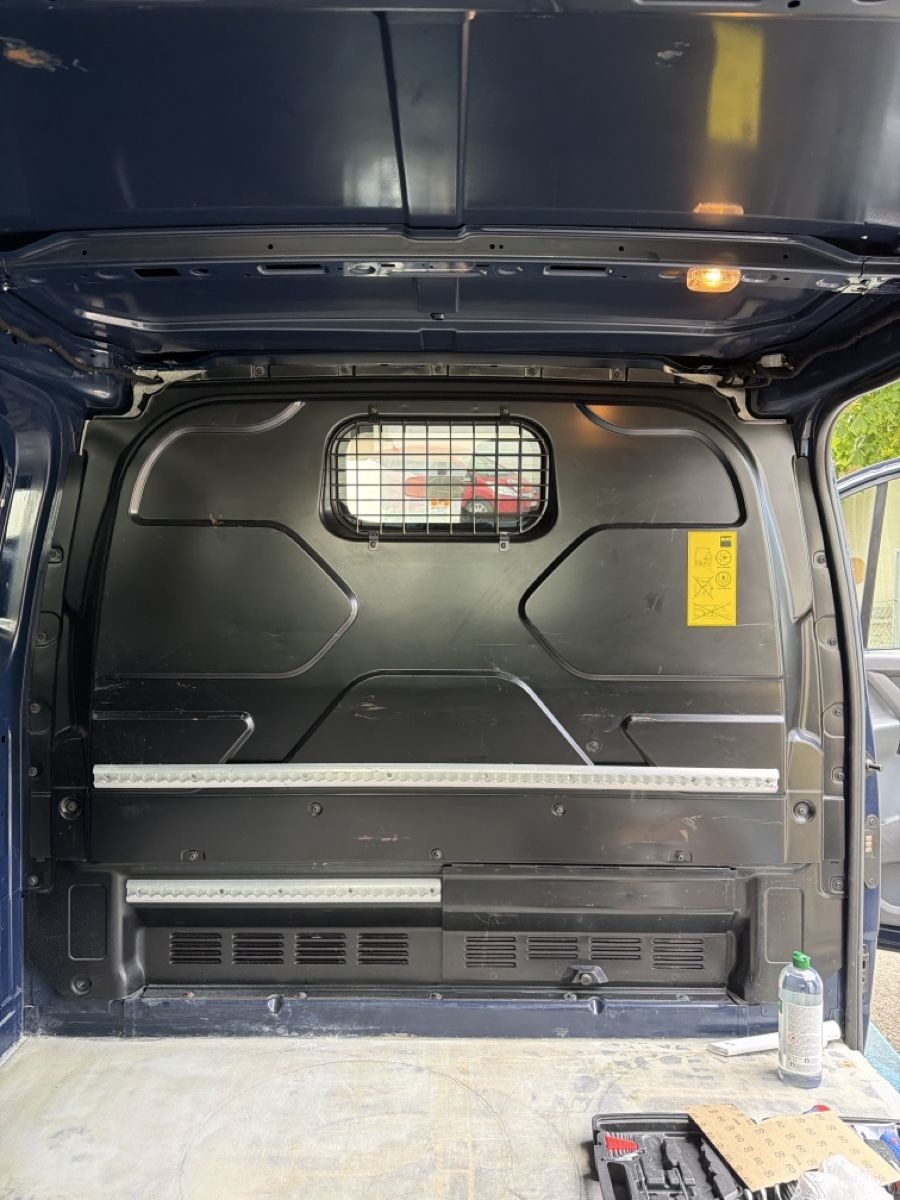 Ford Tutti pezzi di ricambio auto: Trennwand Ford Transit Custom – Usato da Zürich venduto da andreadoli