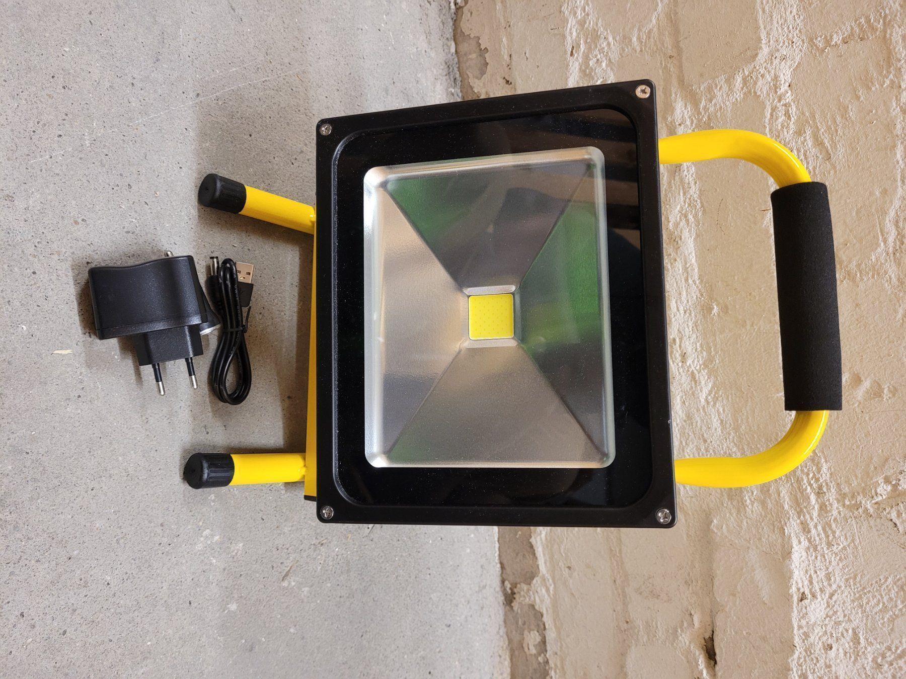 Fari: 30W LED Scheinwerfer mit Akku – Usato da Zürich venduto da Elektro-Material 2