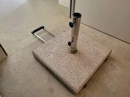 Schirmständer Granit mit Rollen, sehr stabil - Sommer!
