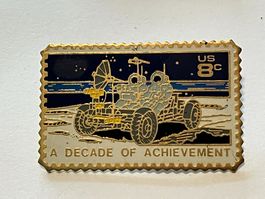 1 Pin Briefmarke US a decade of achievement