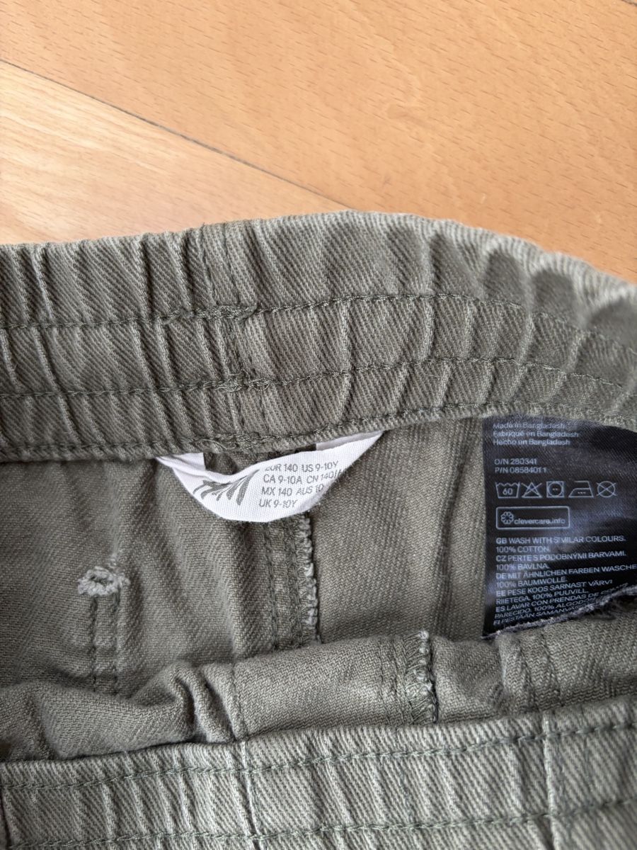 H&M Pantaloni: Short H&M vert kaki taille 140  – Usato da Sion venduto da Nelsonkatz 1