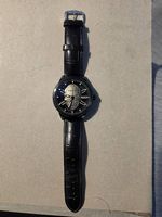 Armbanduhr mit Toten Kopf
