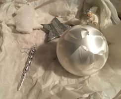Christbaumschmuck und Ständer