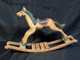 Ancienne statuette de cheval à bascule en bois sculpté